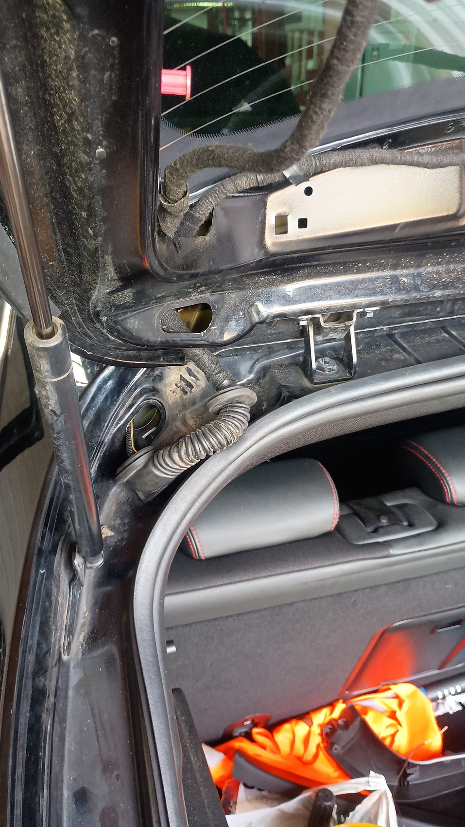 Przelotka klapy bagażnika Alfa Romeo Giulietta podczas diagnostyki przewodów