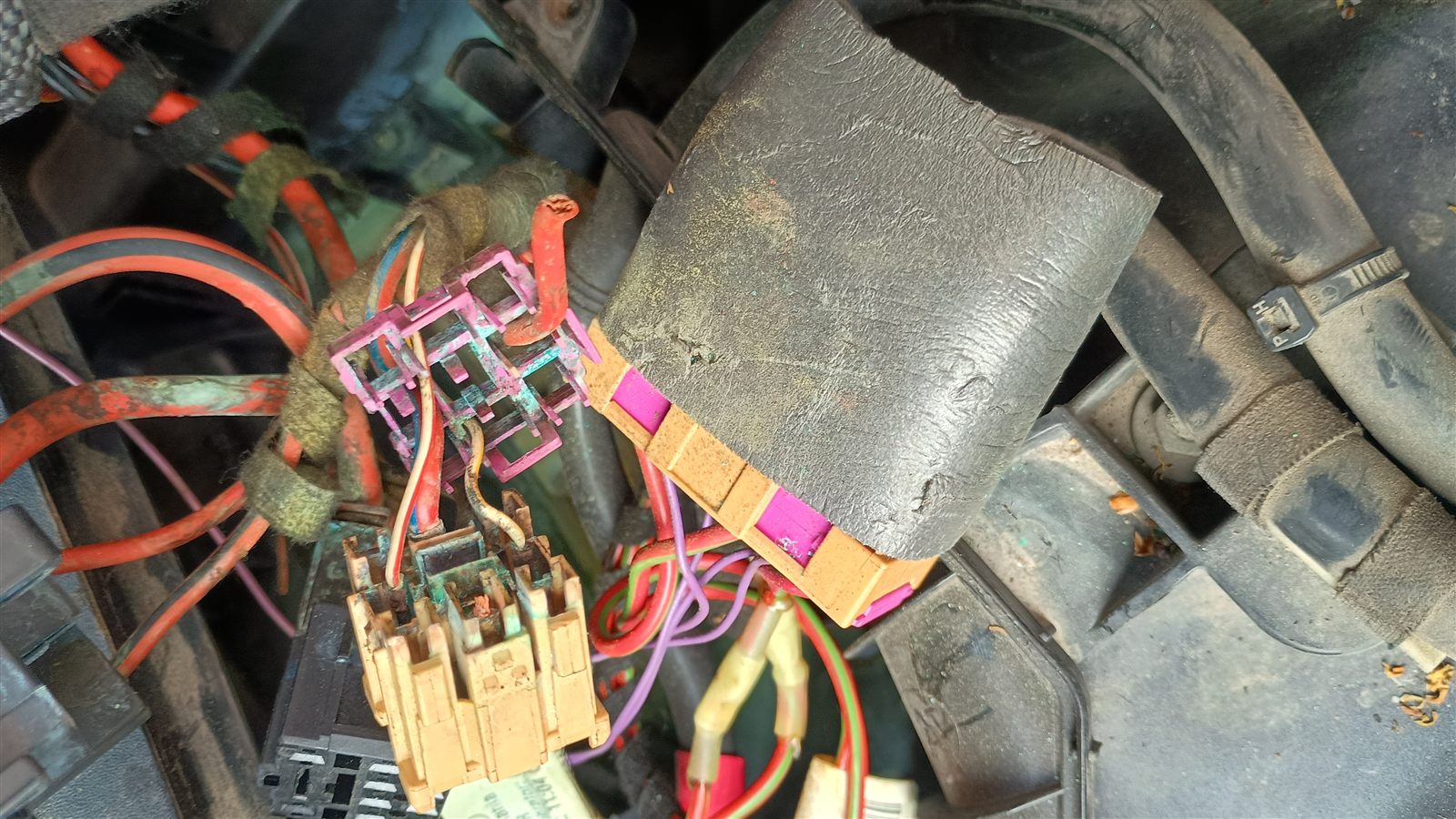Uszkodzona instalacja w skrzynce E-box Audi A6 C6