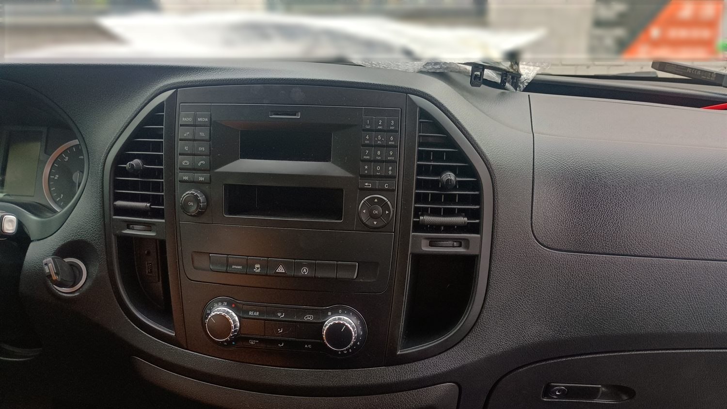 Mercedes Vito przed wymianą radia