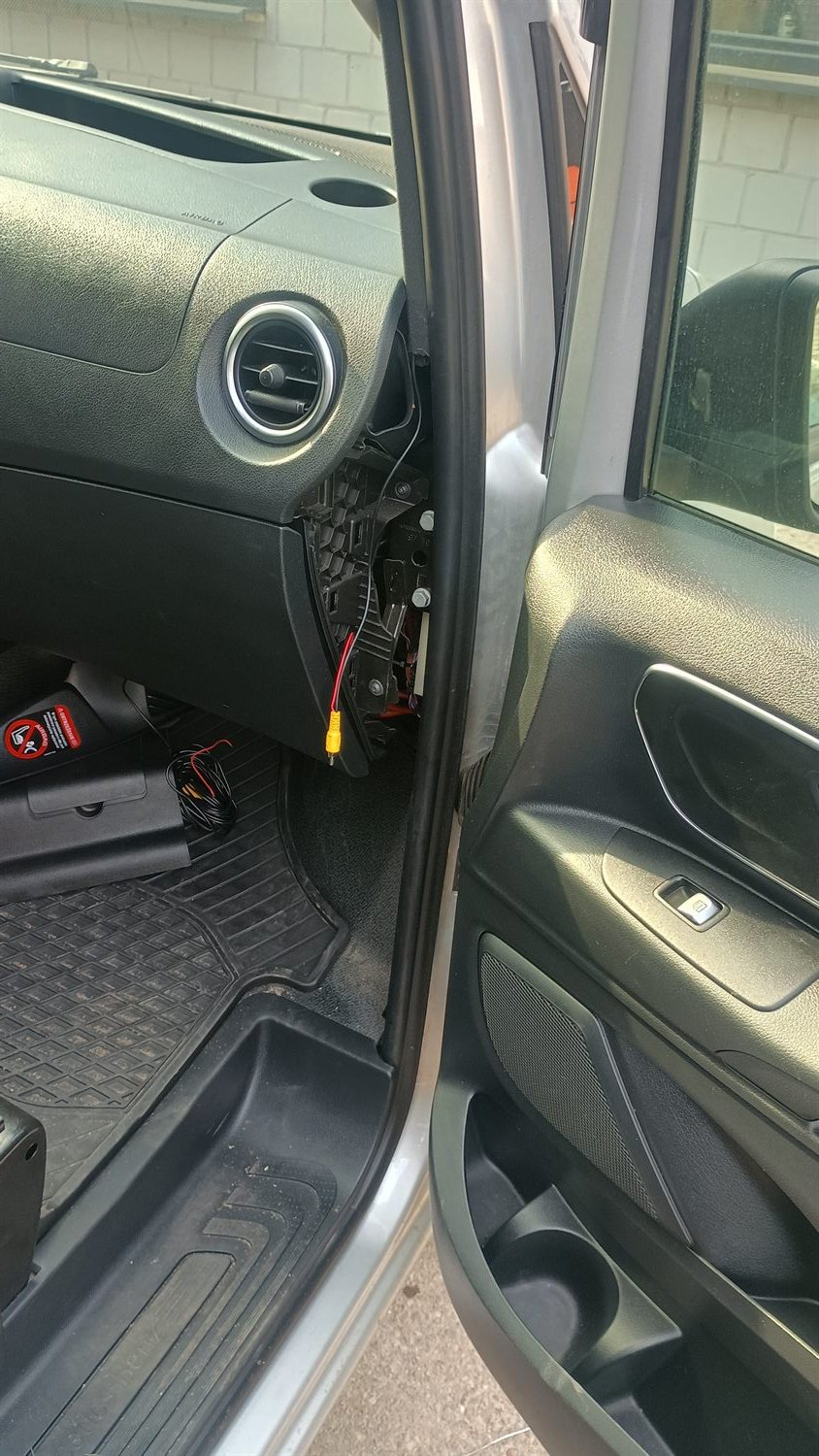 Prowadzenie przewodów we wnętrzu Mercedesa Vito