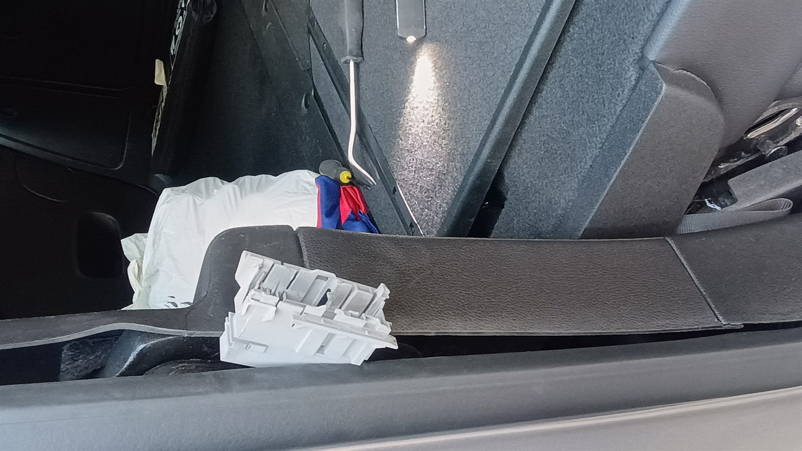 Rozebrana prawa tylna część drzwi Opel Meriva B i złącze instalacji zamka