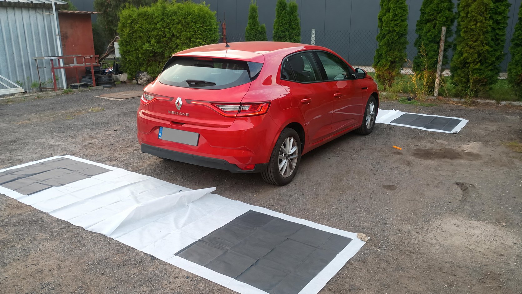 Renault Megane IV ustawiony między matami podczas kalibracji czterech kamer 360