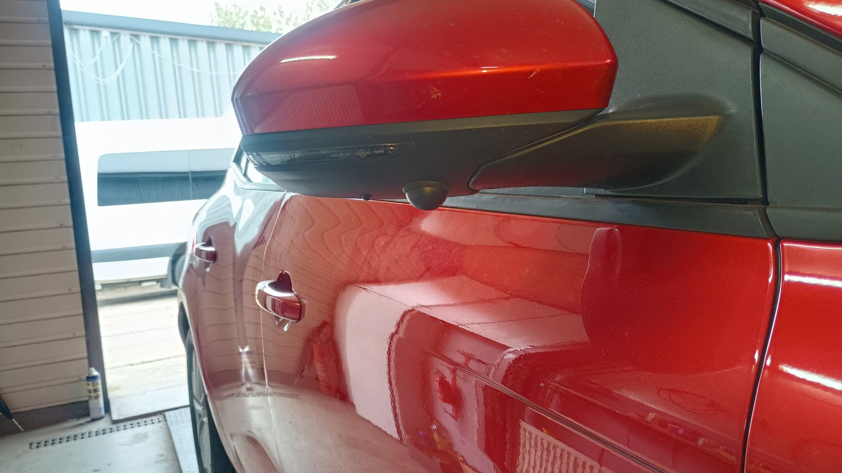 Boczne kamery 360 dyskretnie zamontowane w lusterkach Renault Megane IV