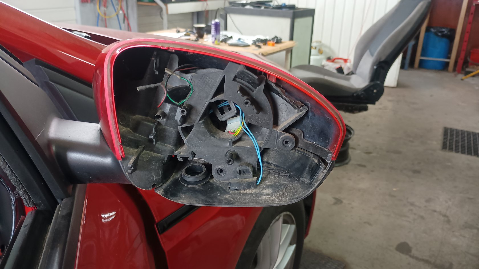 Lusterko Renault Megane IV otwarte podczas instalacji bocznej kamery 360