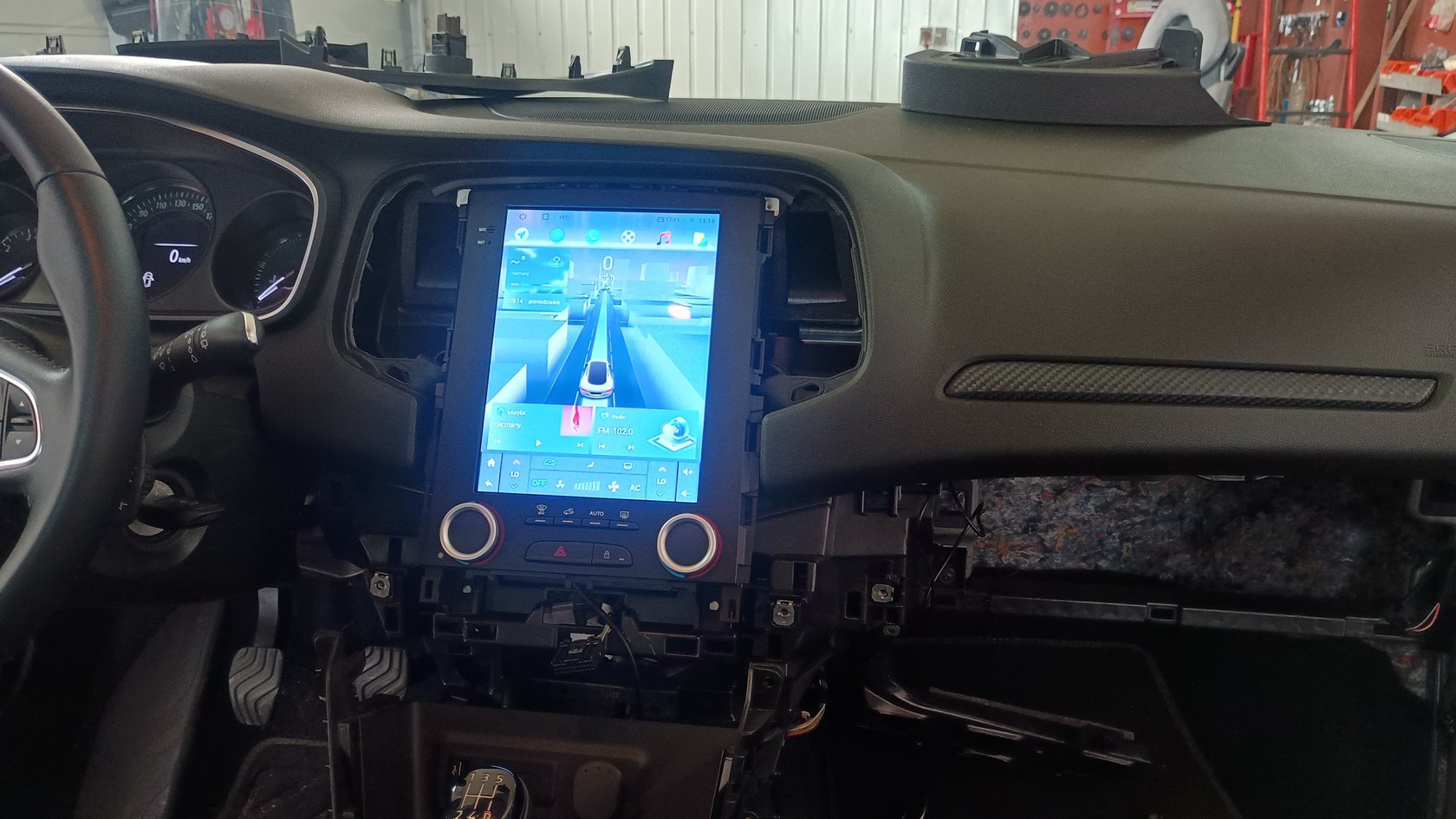 Radio Android uruchomione w Renault Megane IV podczas montażu przed założeniem osłon konsoli