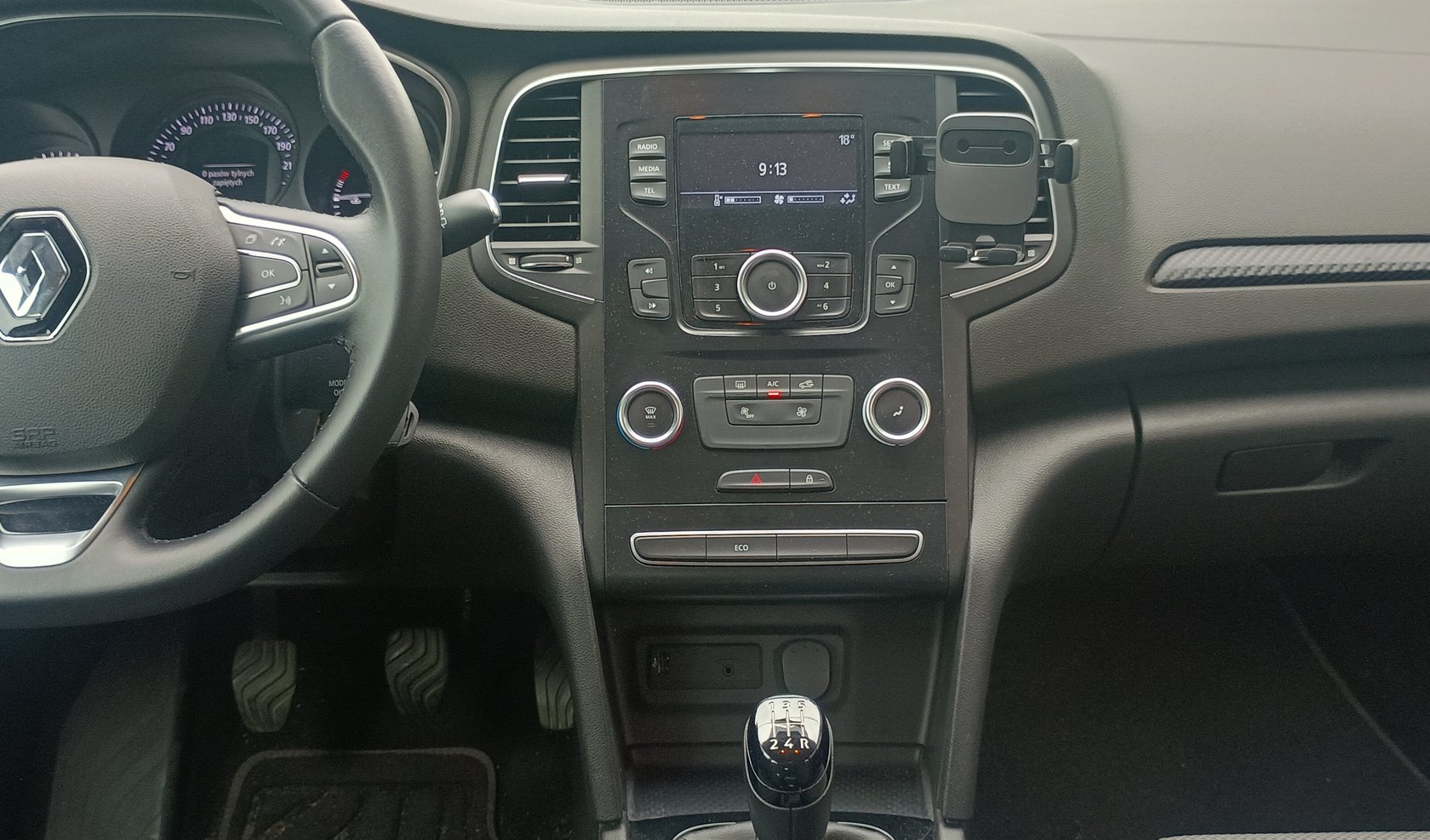 Fabryczna konsola i radio Renault Megane IV przed wymianą na ekran Android