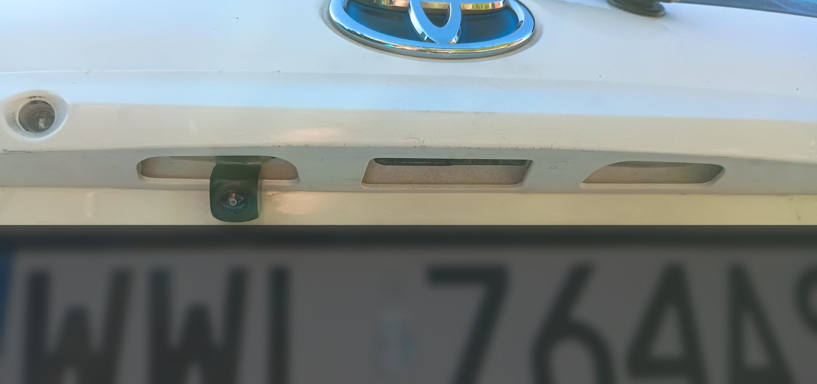 Kamera cofania zamontowana w klapie Toyota Yaris Hybrid